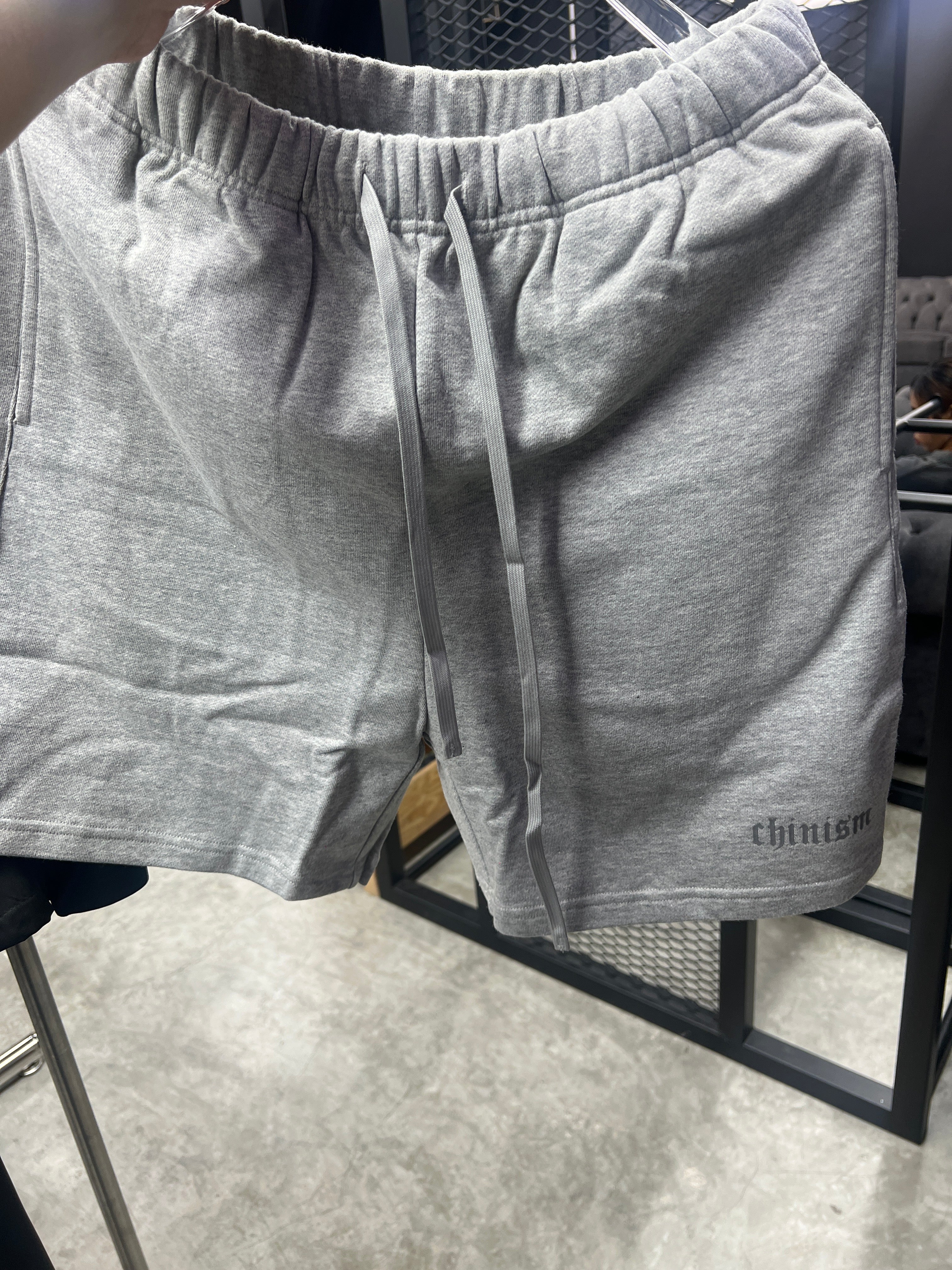CHINISM SHORT GREY