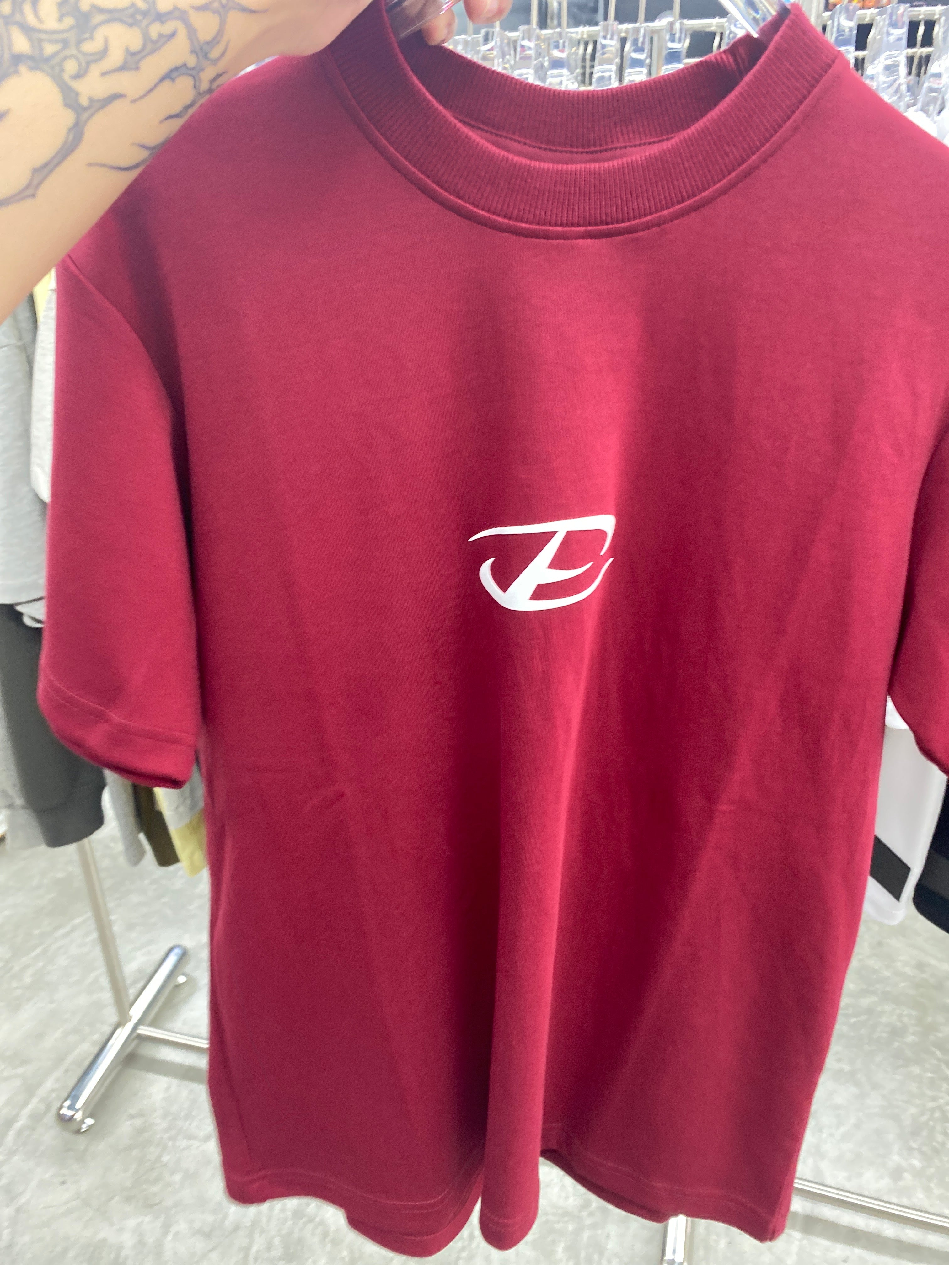 FUTURISM EMBOSSED WORDING TEE MAROON
